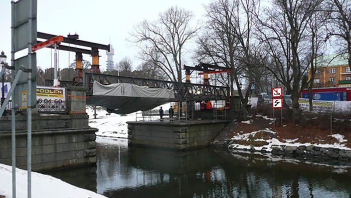 Tunga Lyft renoverar en bro